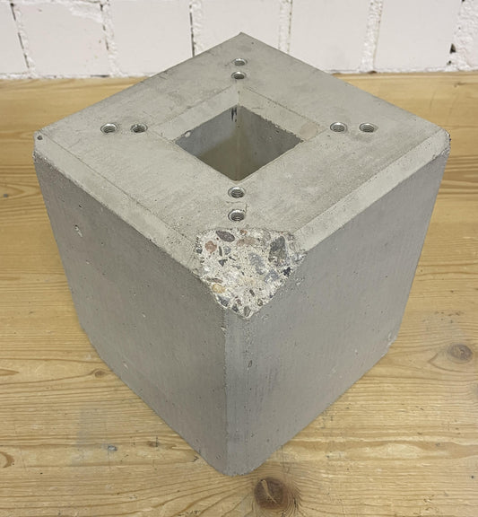 Fertigbetonfundament für Edelstahl-Ladesäulen und Standfüße
